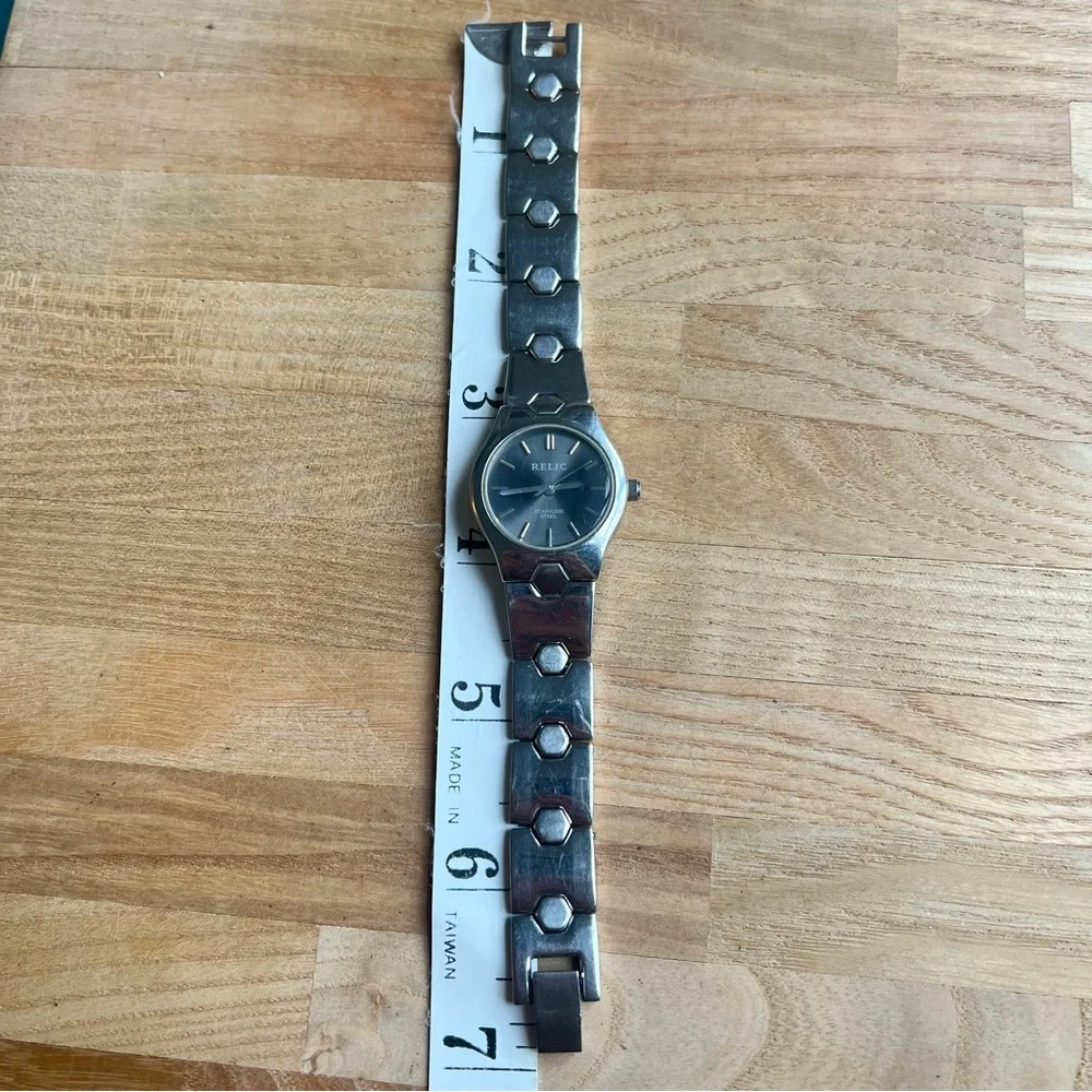 Relic ladies silver tone bracelet fashion watch NEW BATTERY
